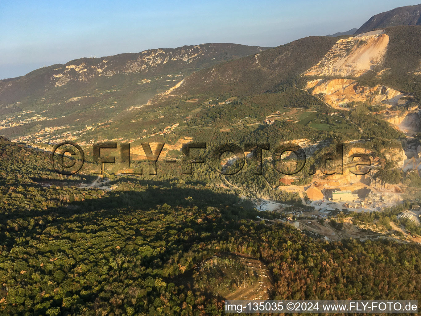 Vue aérienne de Carrières de marbre Cava Costruzioni Fontana à Nuvolera dans le département Brescia, Italie