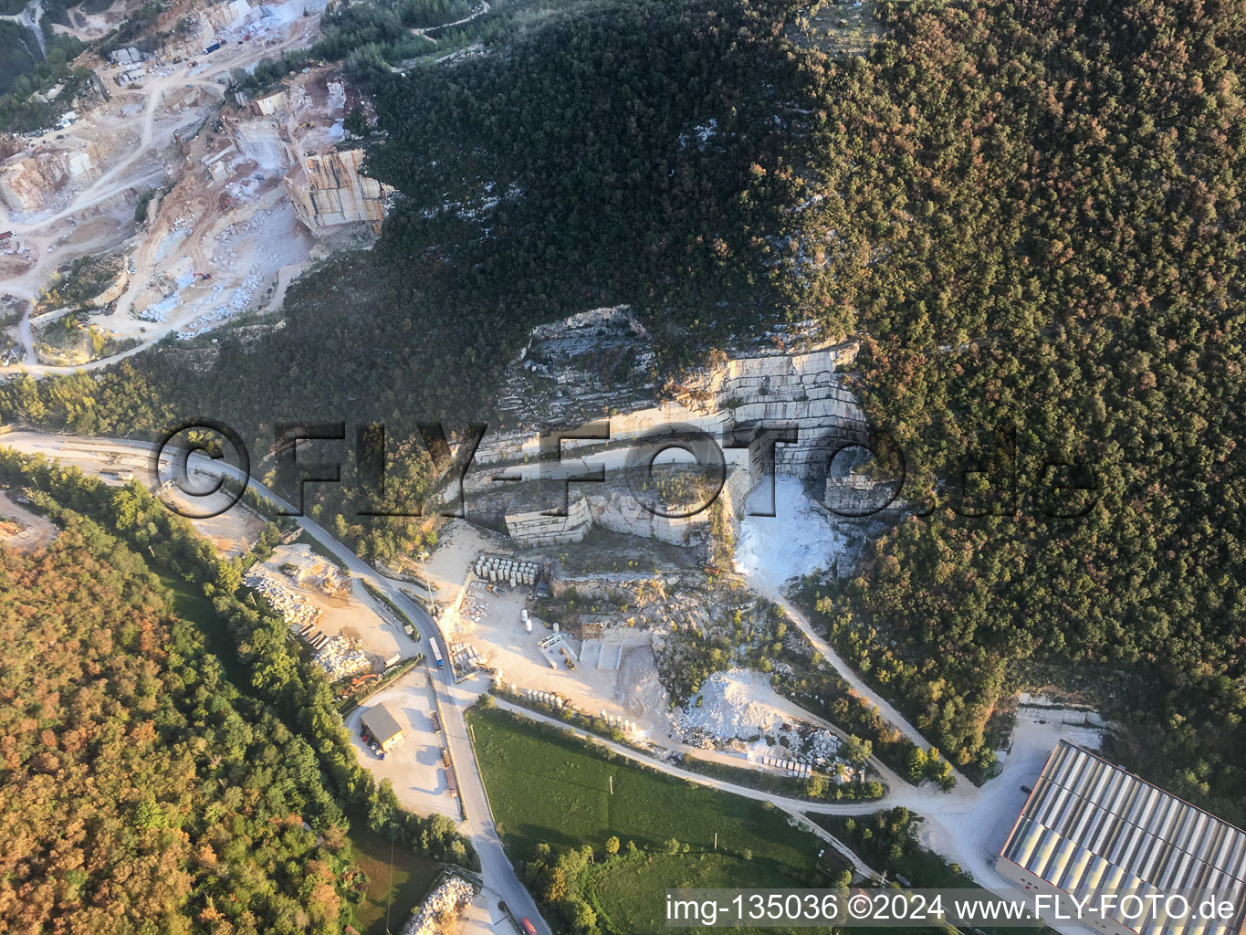 Vue aérienne de Cava Ziche, Lazzarini Angiolino Srl Commercio Ed Escavazione Marmi à Nuvolera dans le département Brescia, Italie