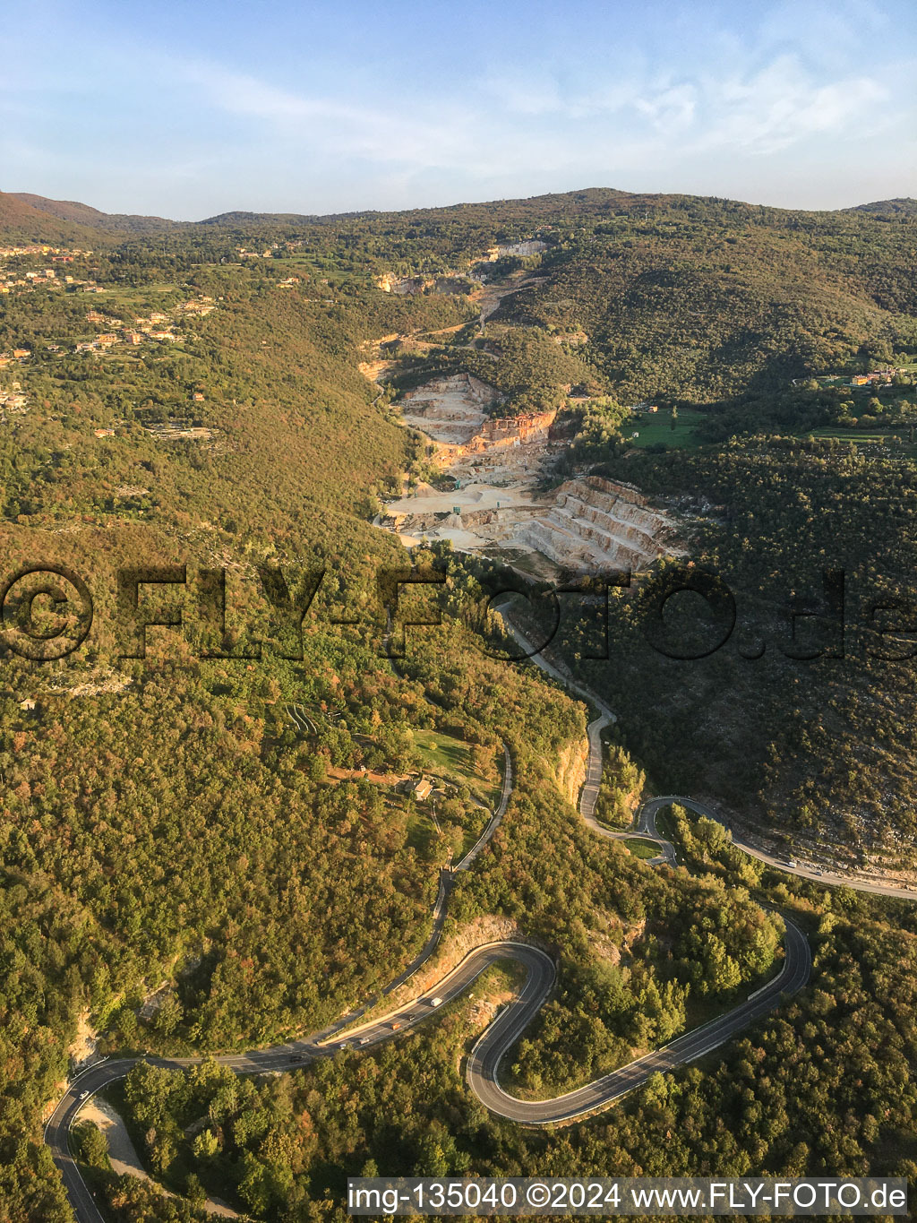 Vue aérienne de Carrières de marbre Cava Serle MCV srl à le quartier Bornidolo in Paitone dans le département Brescia, Italie