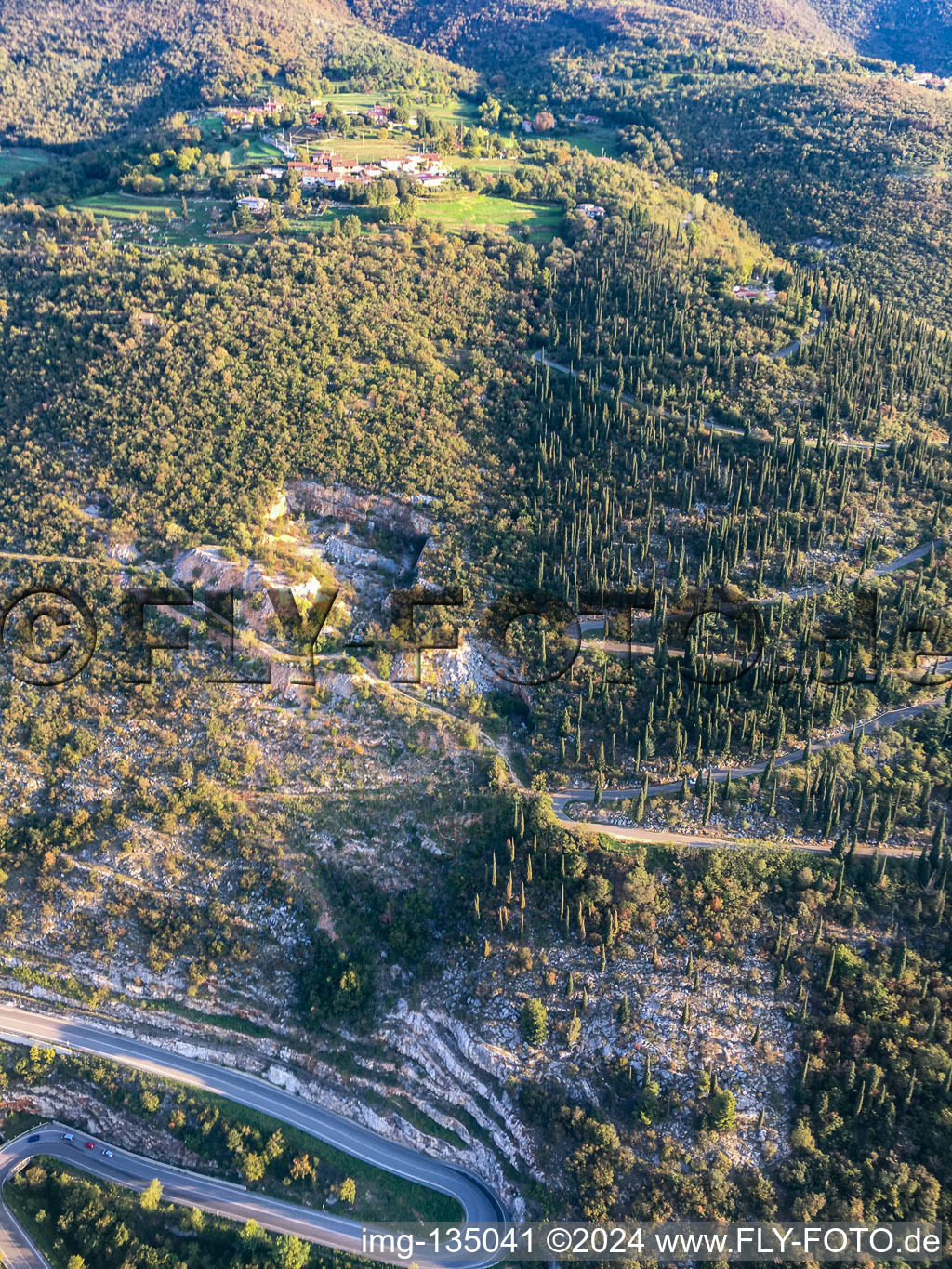 Vue aérienne de Marguzzo: Agriturismo El Cioci à Paitone dans le département Brescia, Italie