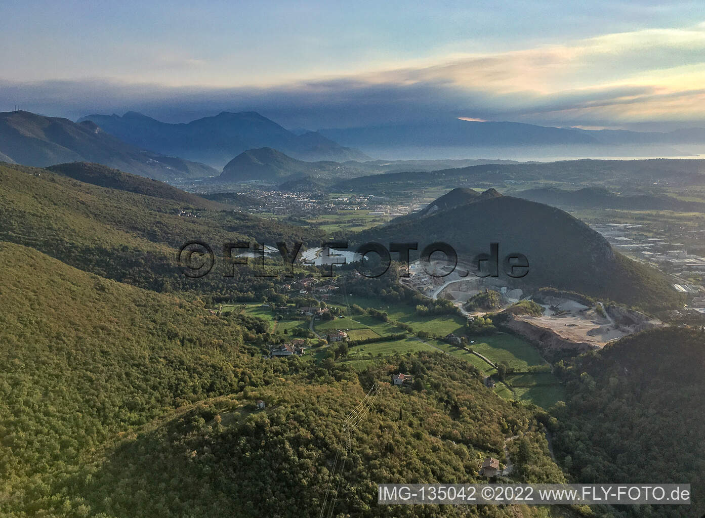 Vue aérienne de Buco Del Frate à Paitone dans le département Brescia, Italie