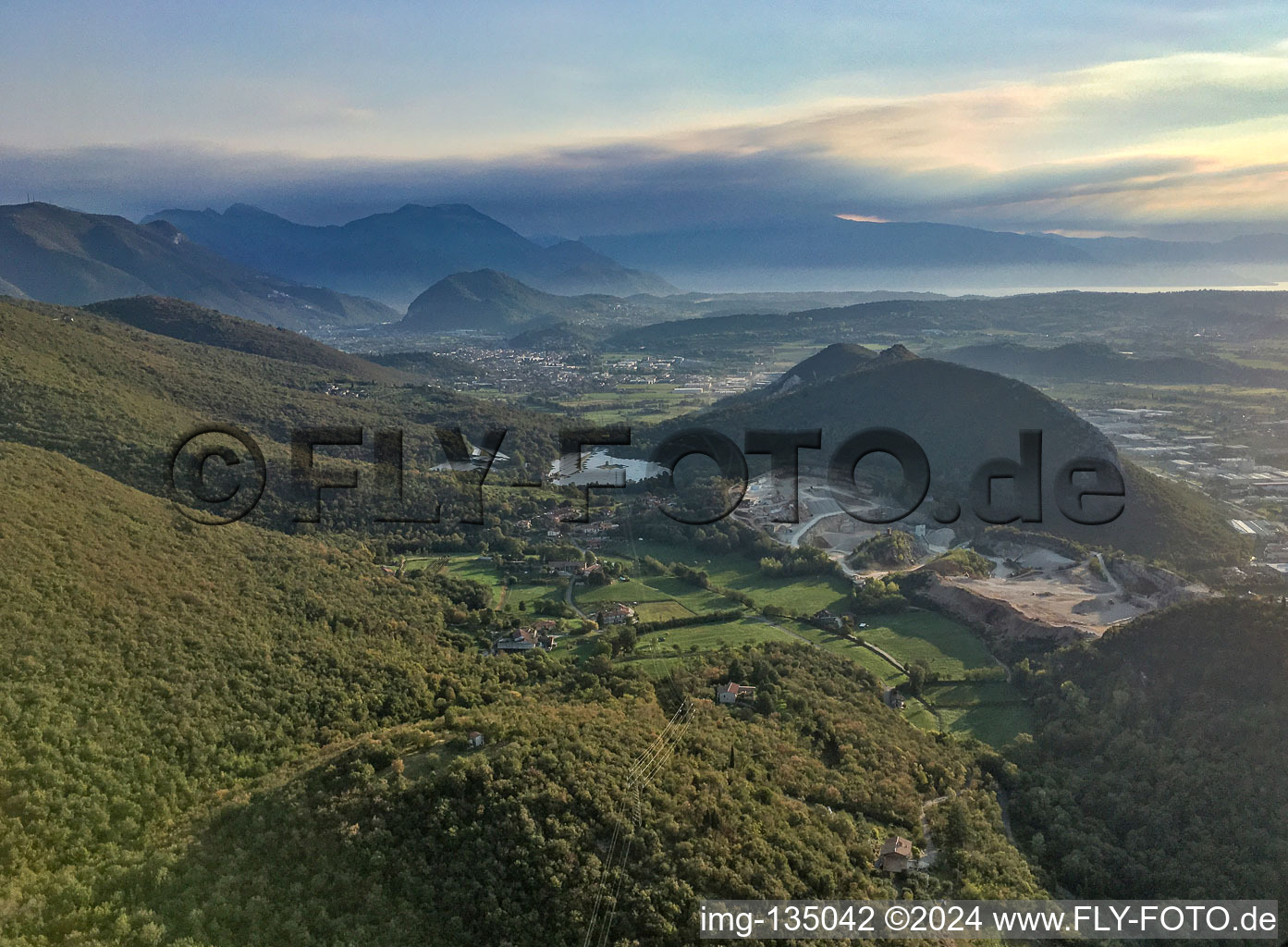 Vue aérienne de Buco Del Frate à Paitone dans le département Brescia, Italie