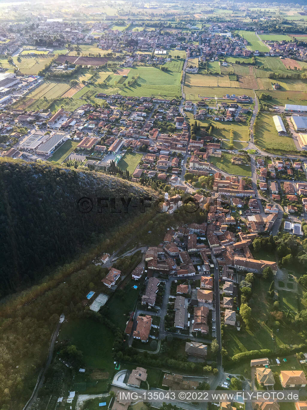 Vue aérienne de Église de Santa Giulia à Paitone dans le département Brescia, Italie