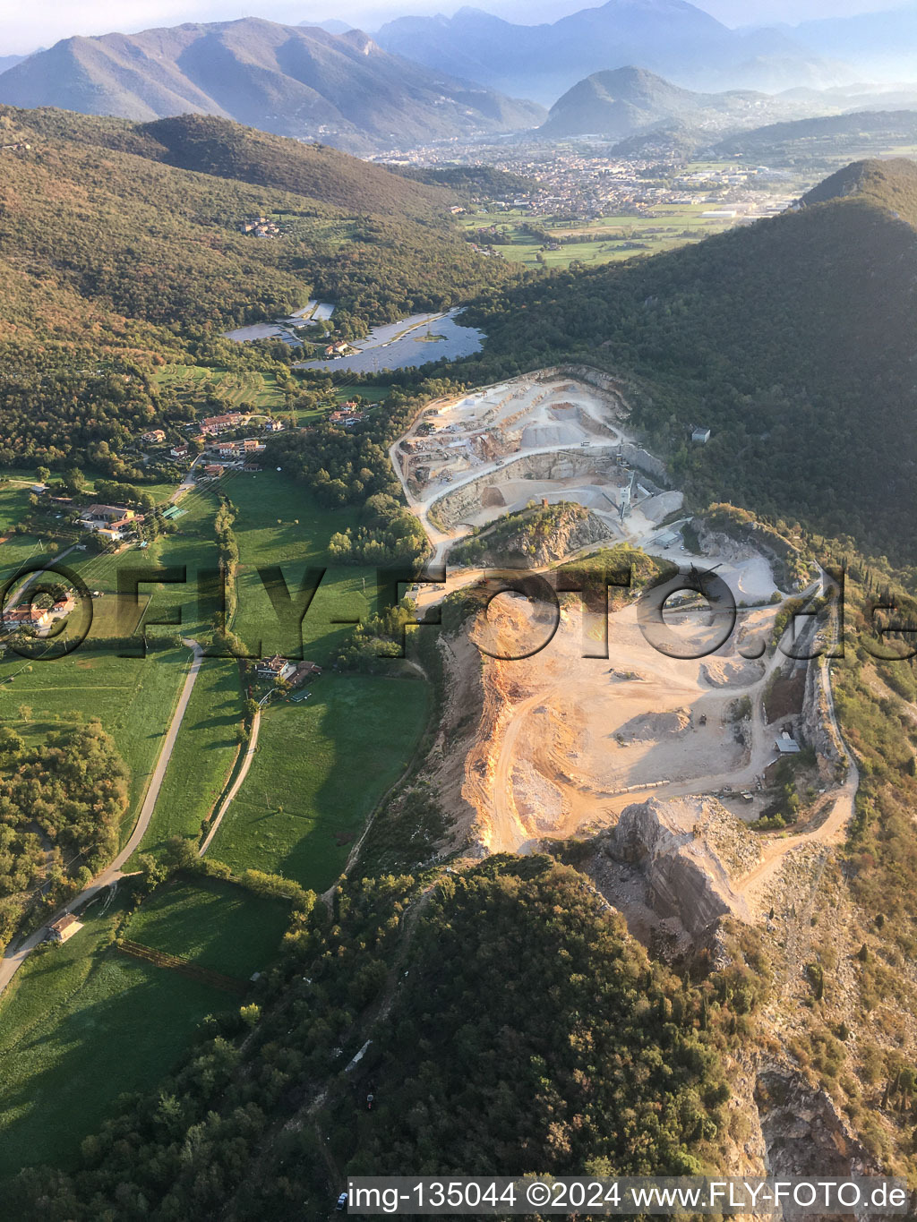 Vue aérienne de Buco Del Frate à Paitone dans le département Brescia, Italie