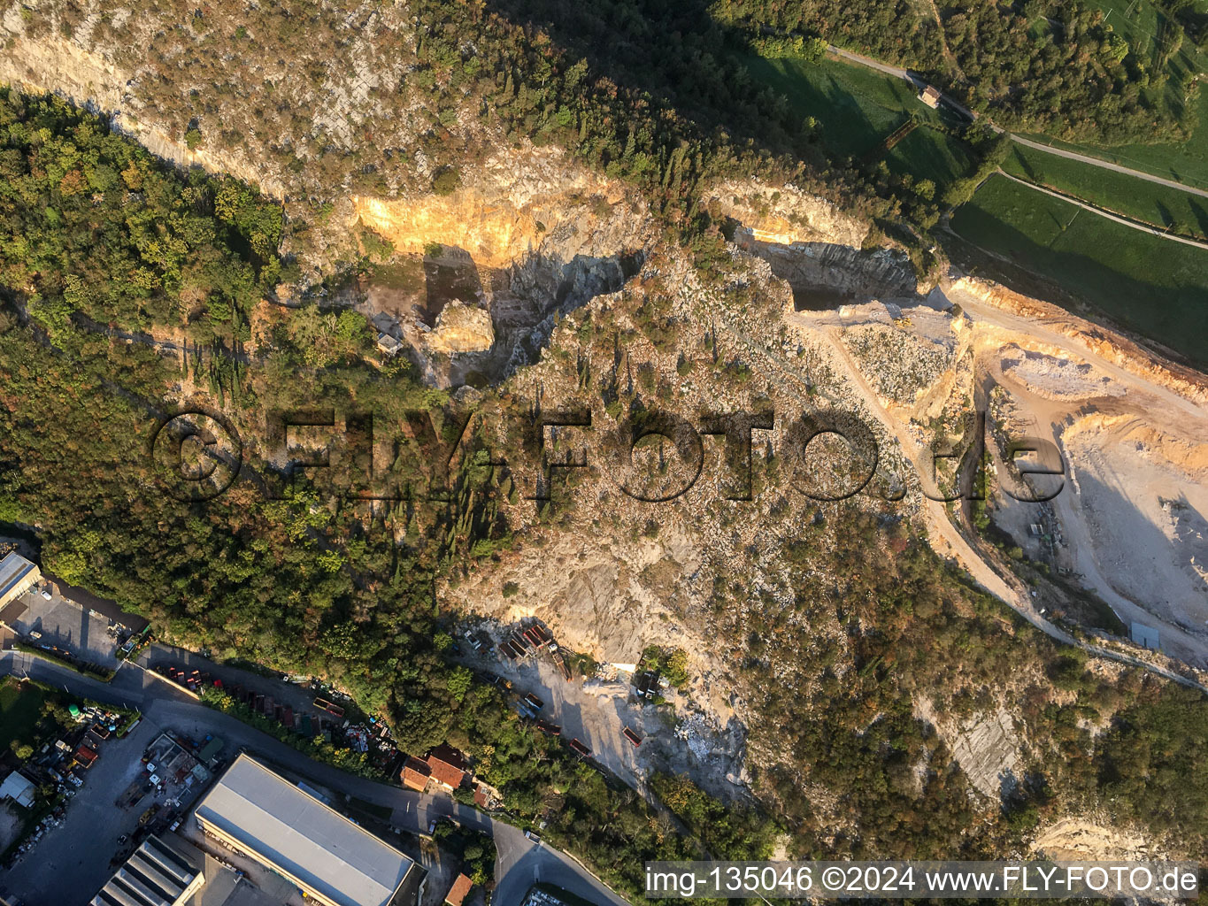 Vue oblique de Buco Del Frate à Paitone dans le département Brescia, Italie