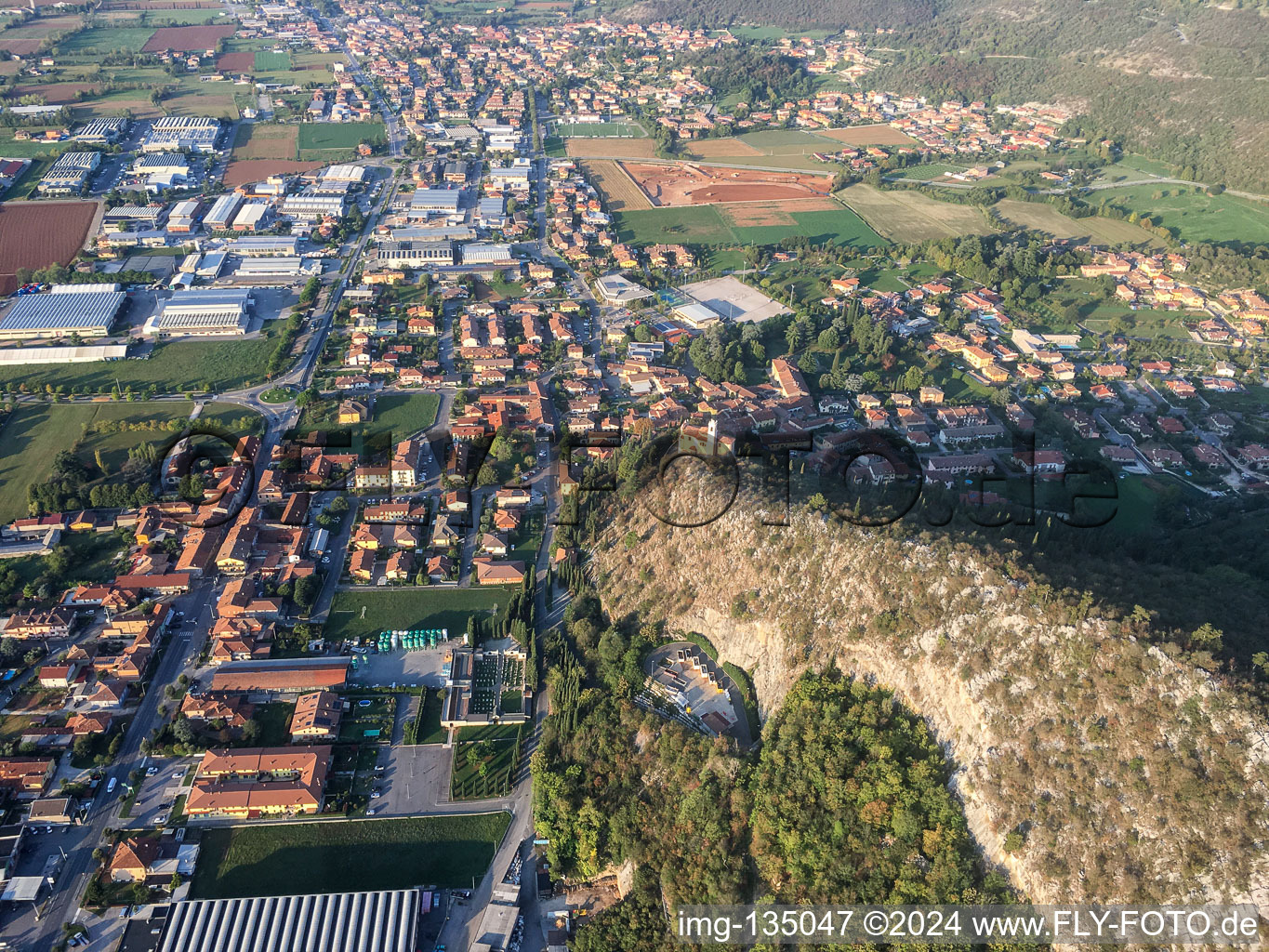 Vue aérienne de Église de Santa Giulia à Paitone dans le département Brescia, Italie