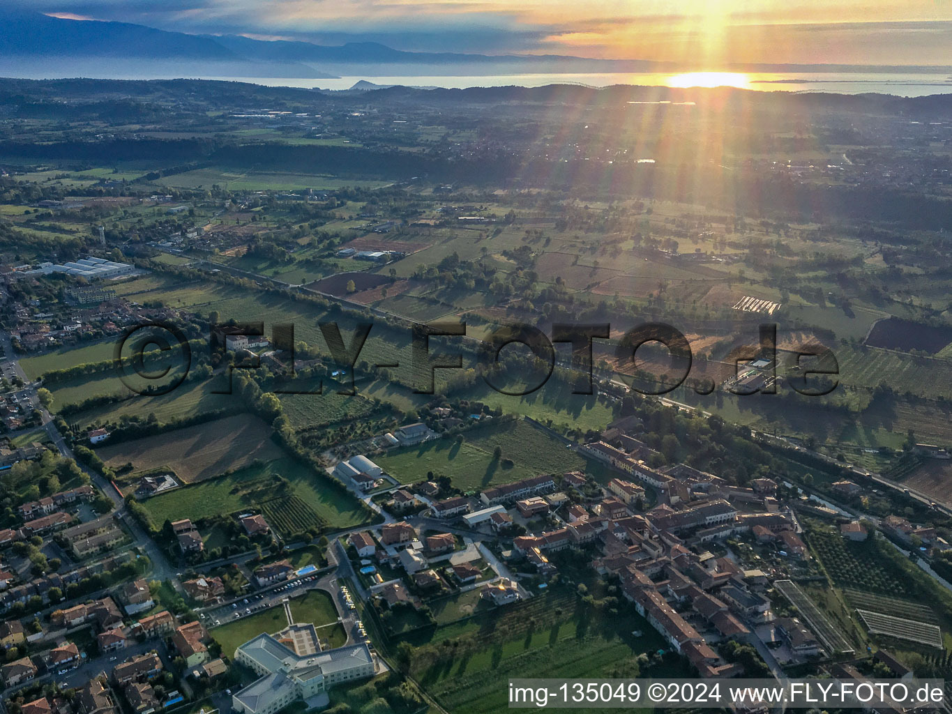 Vue aérienne de Vue sur le lac de Garde à Prevalle dans le département Brescia, Italie