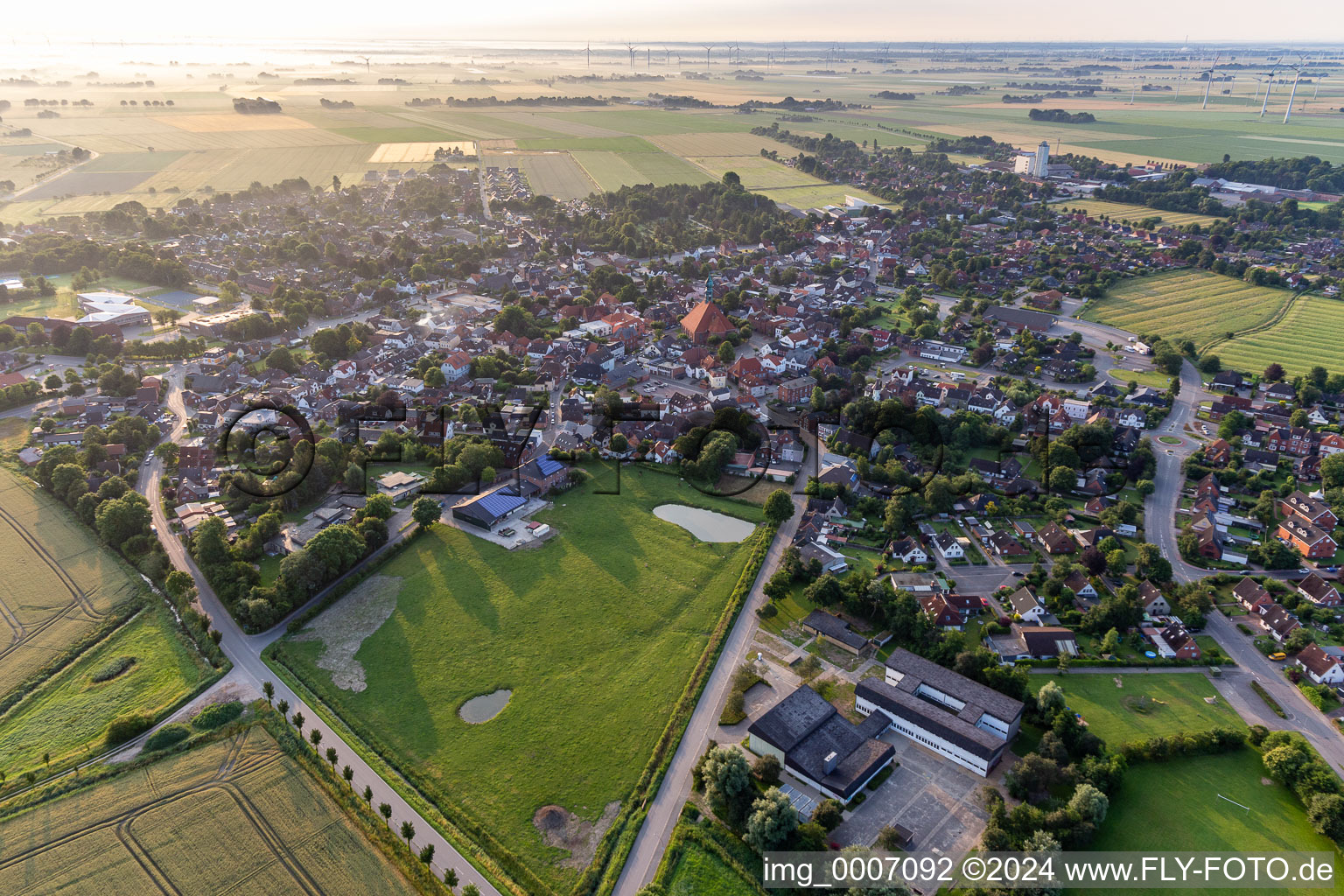 Vue aérienne de Vue sur la commune en bordure de champs agricoles et de zones agricoles à Wesselburen dans le département Schleswig-Holstein, Allemagne