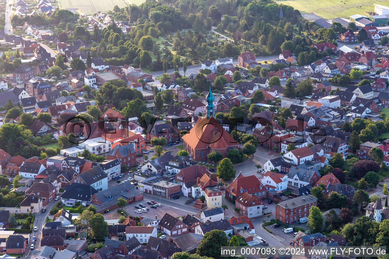 Vue aérienne de Place du marché et église Saint-Barthélemy à Wesselburen dans le département Schleswig-Holstein, Allemagne