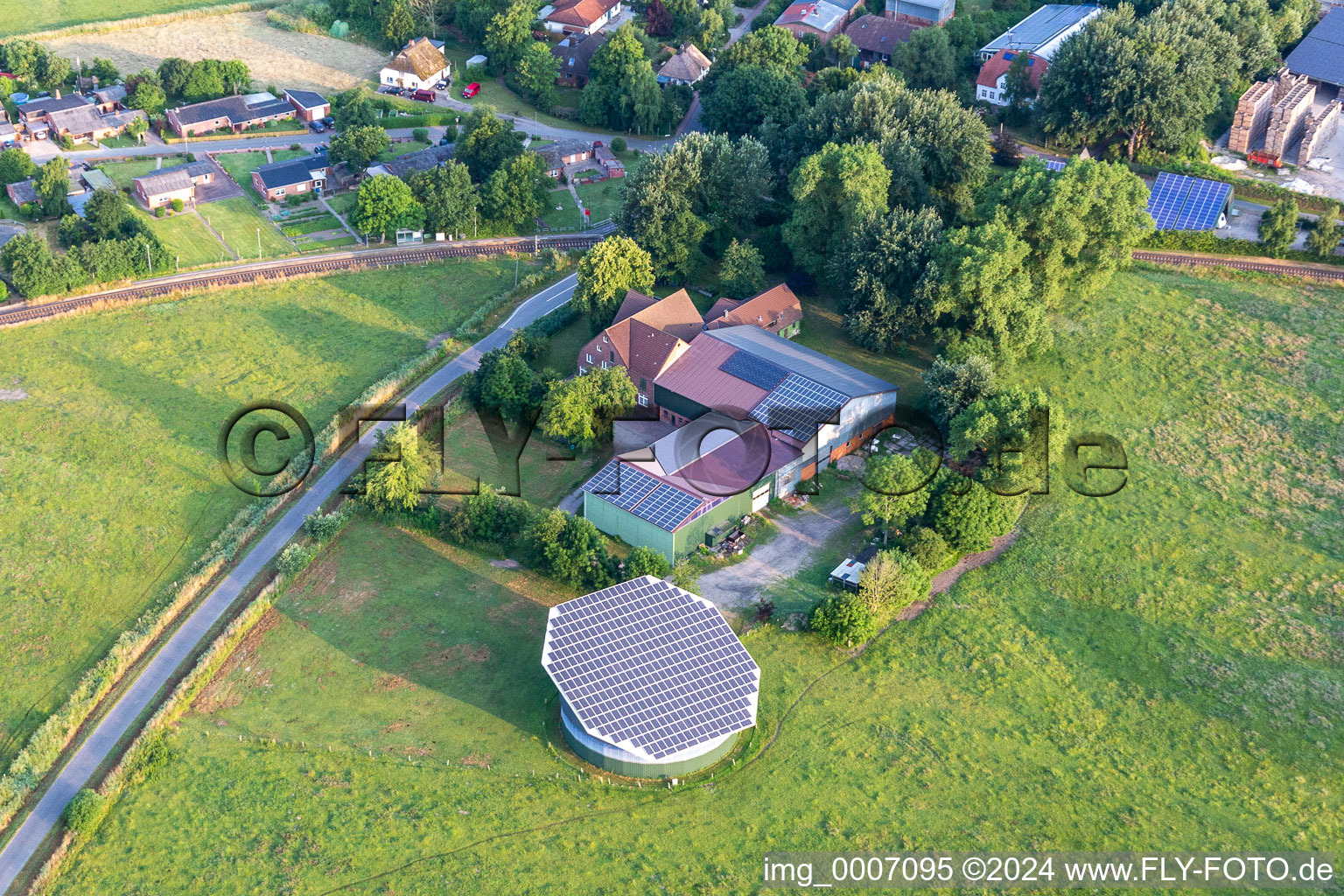 Vue aérienne de Centrale solaire rotative et systèmes photovoltaïques sur un toit à Süderdeich dans le département Schleswig-Holstein, Allemagne