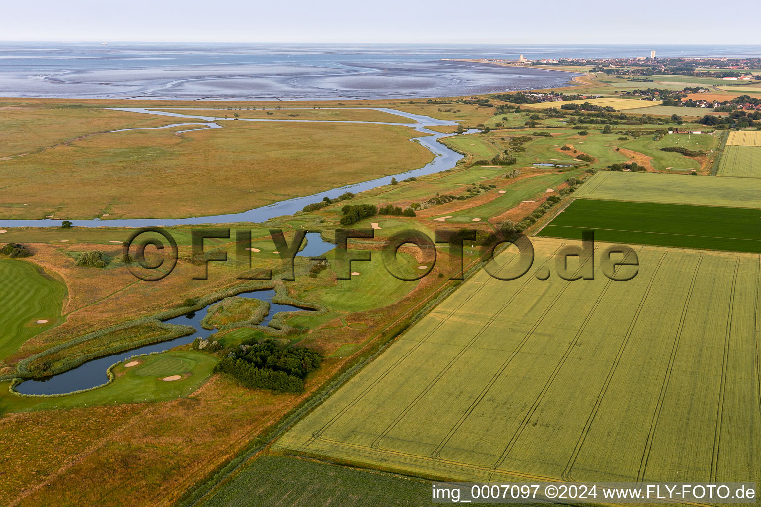 Vue aérienne de Club de golf Büsum Dithmarschen eV à Warwerort dans le département Schleswig-Holstein, Allemagne