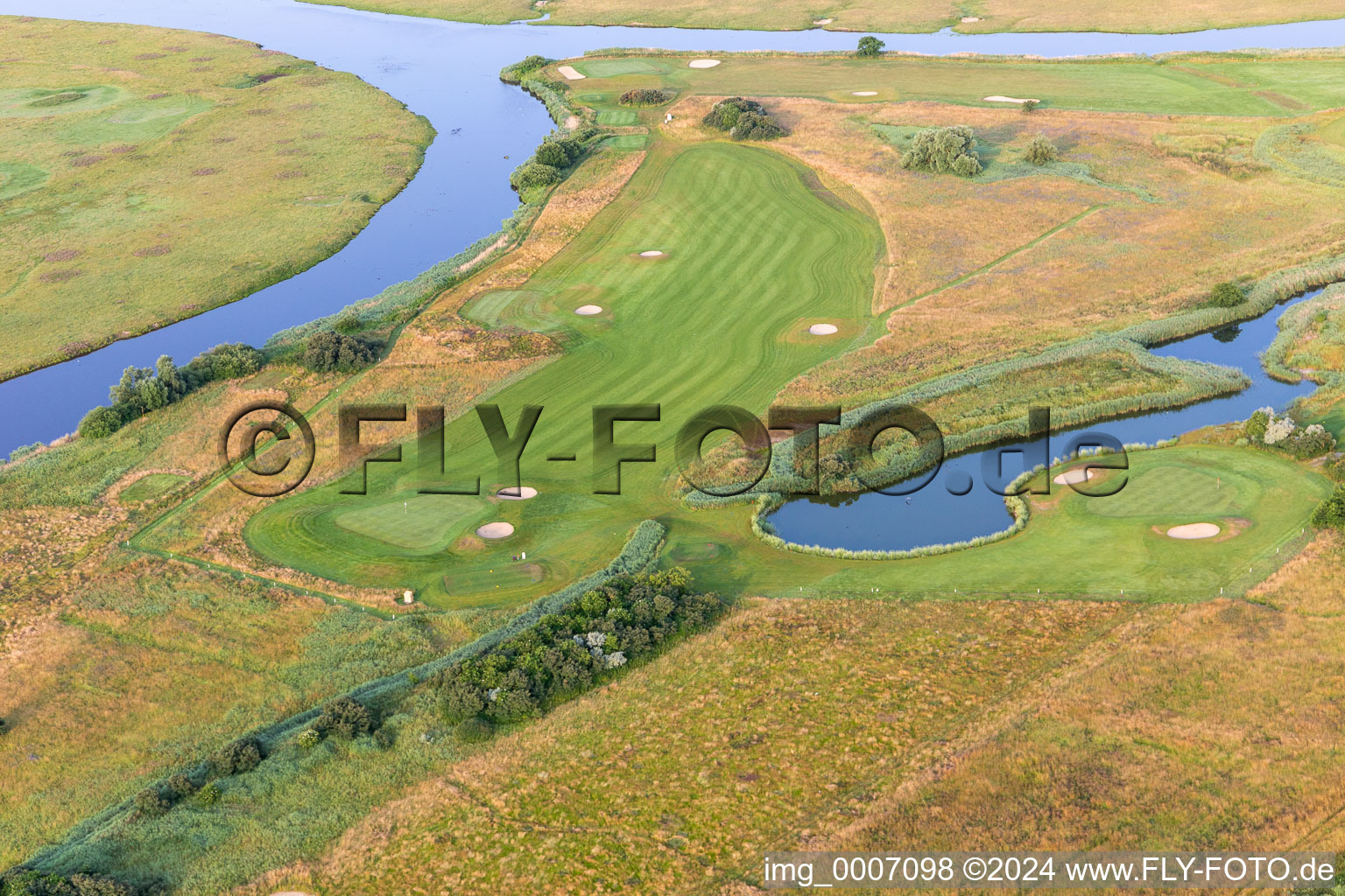 Vue aérienne de Club de golf Büsum Dithmarschen eV à Warwerort dans le département Schleswig-Holstein, Allemagne