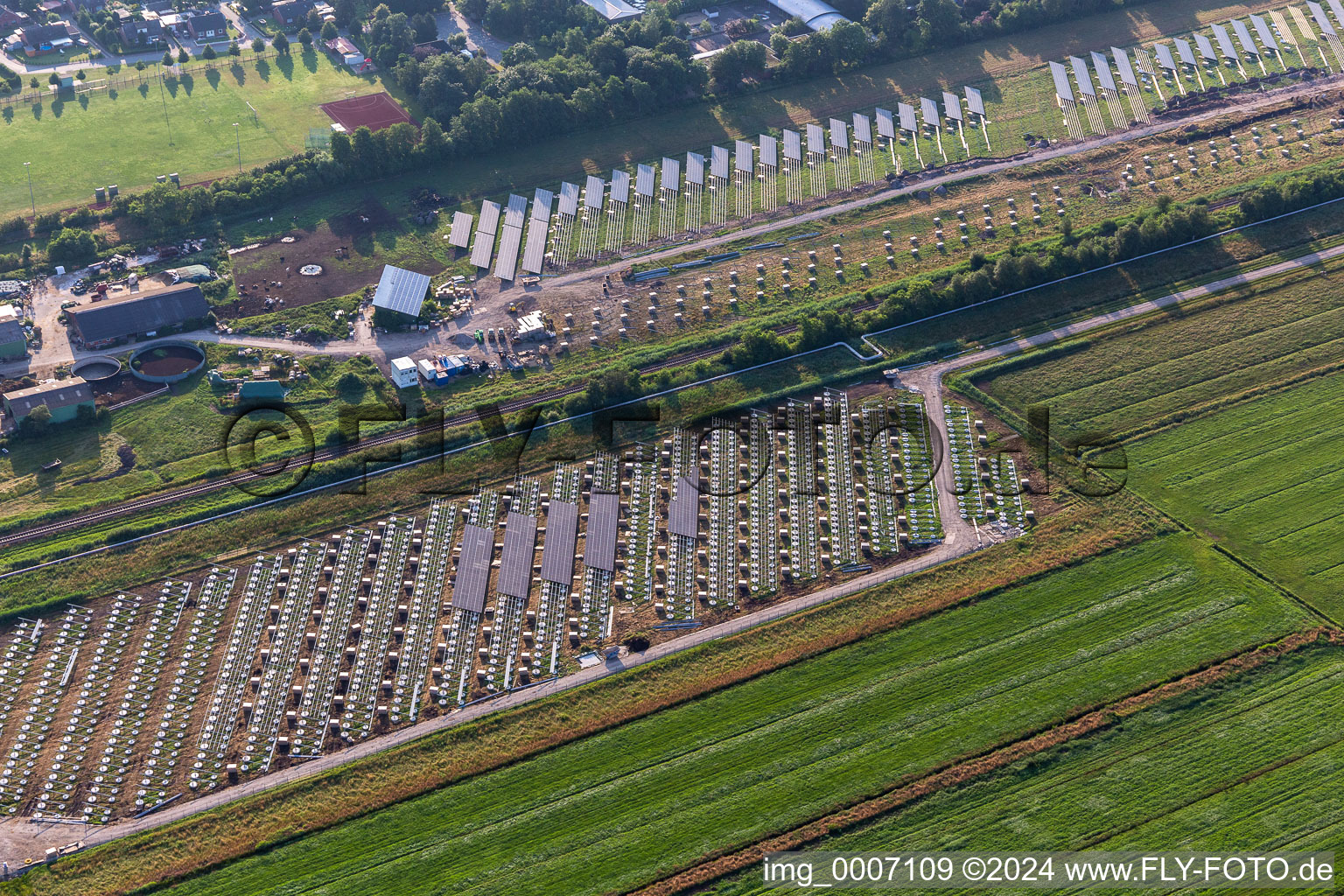 Vue aérienne de Champ photovoltaïque à Eddelak dans le département Schleswig-Holstein, Allemagne