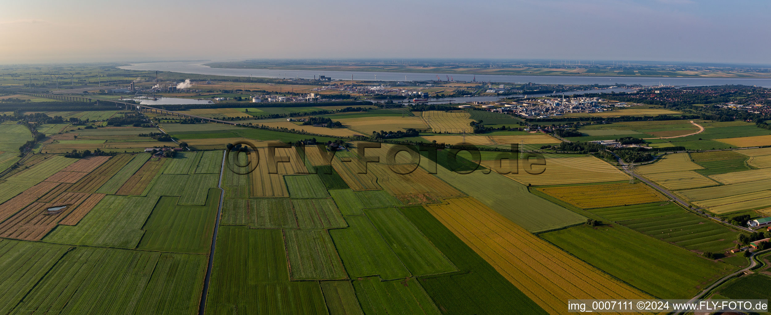 Vue aérienne de Embouchure du canal de Kiel dans l'Elbe à Brunsbüttel dans le département Schleswig-Holstein, Allemagne