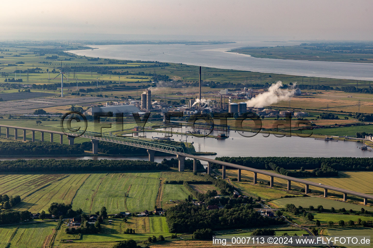 Vue aérienne de Embouchure du canal de Kiel dans l'Elbe à le quartier Blangenmoor in Brunsbüttel dans le département Schleswig-Holstein, Allemagne