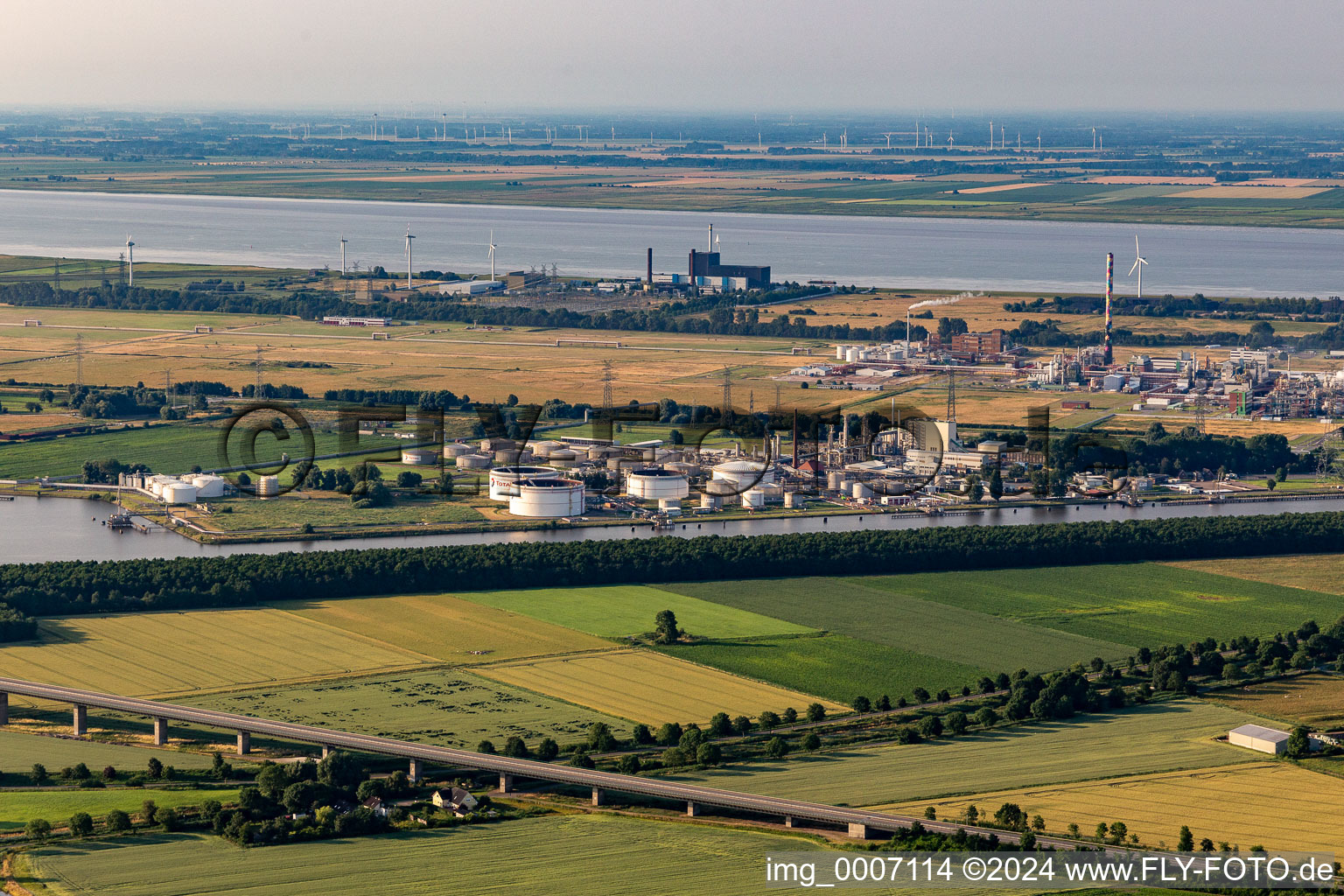 Vue aérienne de Total Bitume Allemagne à le quartier Lütt-Dörp in Brunsbüttel dans le département Schleswig-Holstein, Allemagne