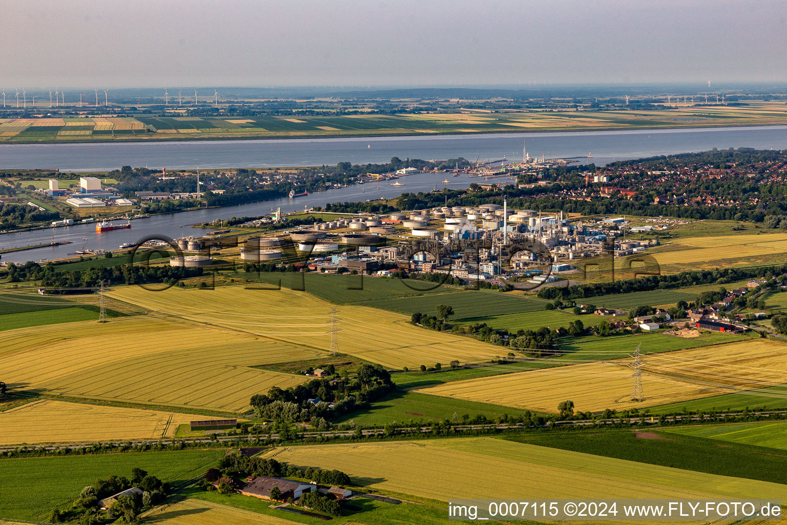 Vue aérienne de Structures en herbe dans un paysage de champs et de prairies à Westerbüttel à Brunsbüttel dans le département Schleswig-Holstein, Allemagne