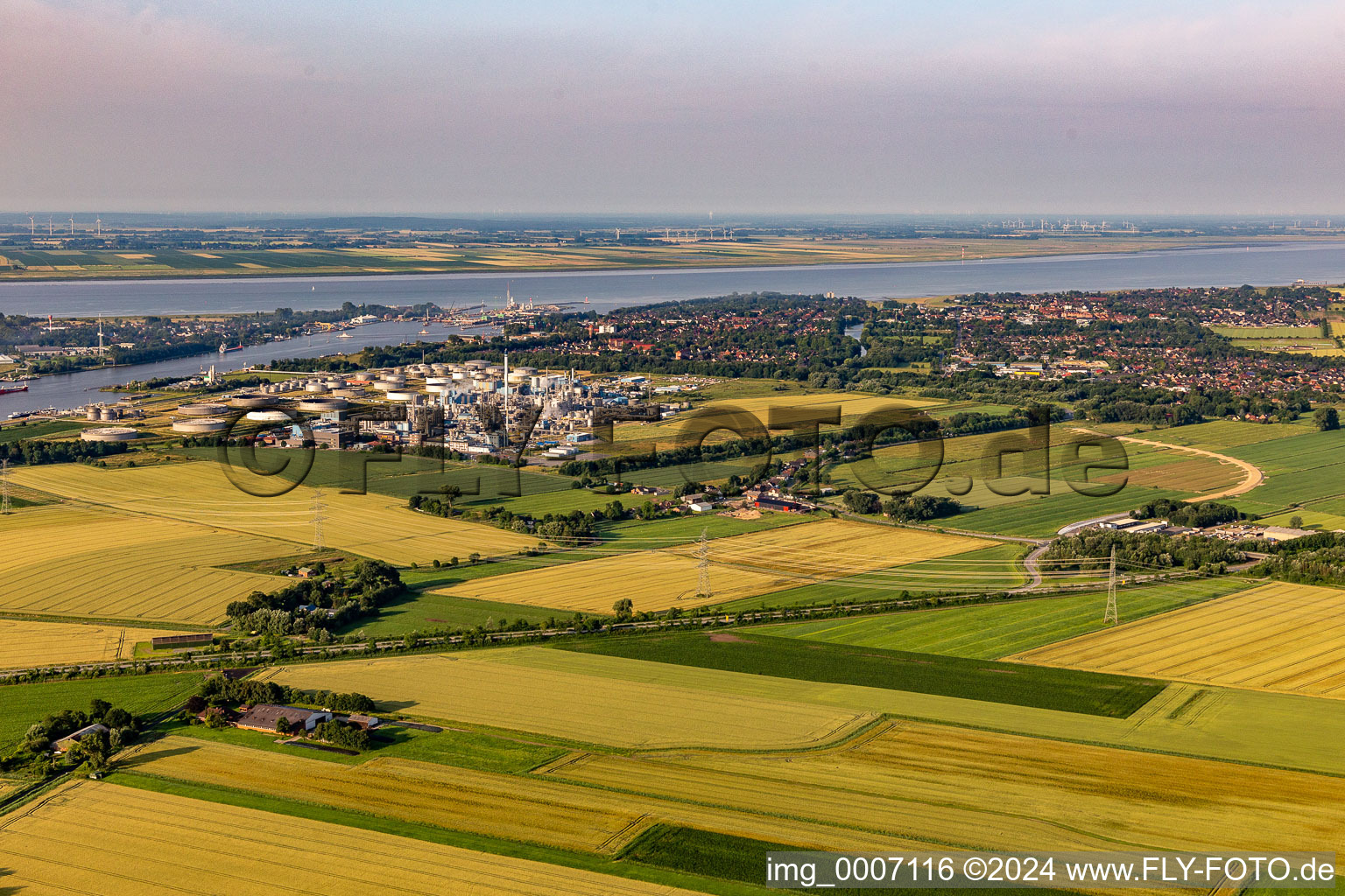 Vue aérienne de Embouchure du canal de Kiel dans l'Elbe à le quartier Blangenmoor in Brunsbüttel dans le département Schleswig-Holstein, Allemagne