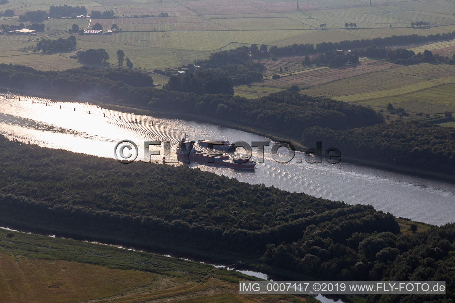 Vue aérienne de Des cargos naviguent dans le canal de Kiel à Kudensee dans le département Schleswig-Holstein, Allemagne