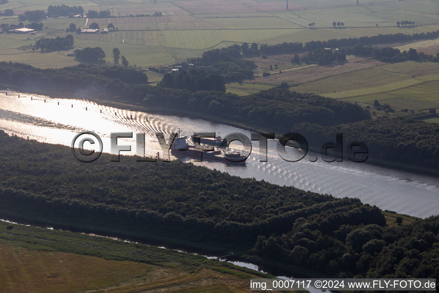 Vue aérienne de Des cargos naviguent dans le canal de Kiel à Kudensee dans le département Schleswig-Holstein, Allemagne