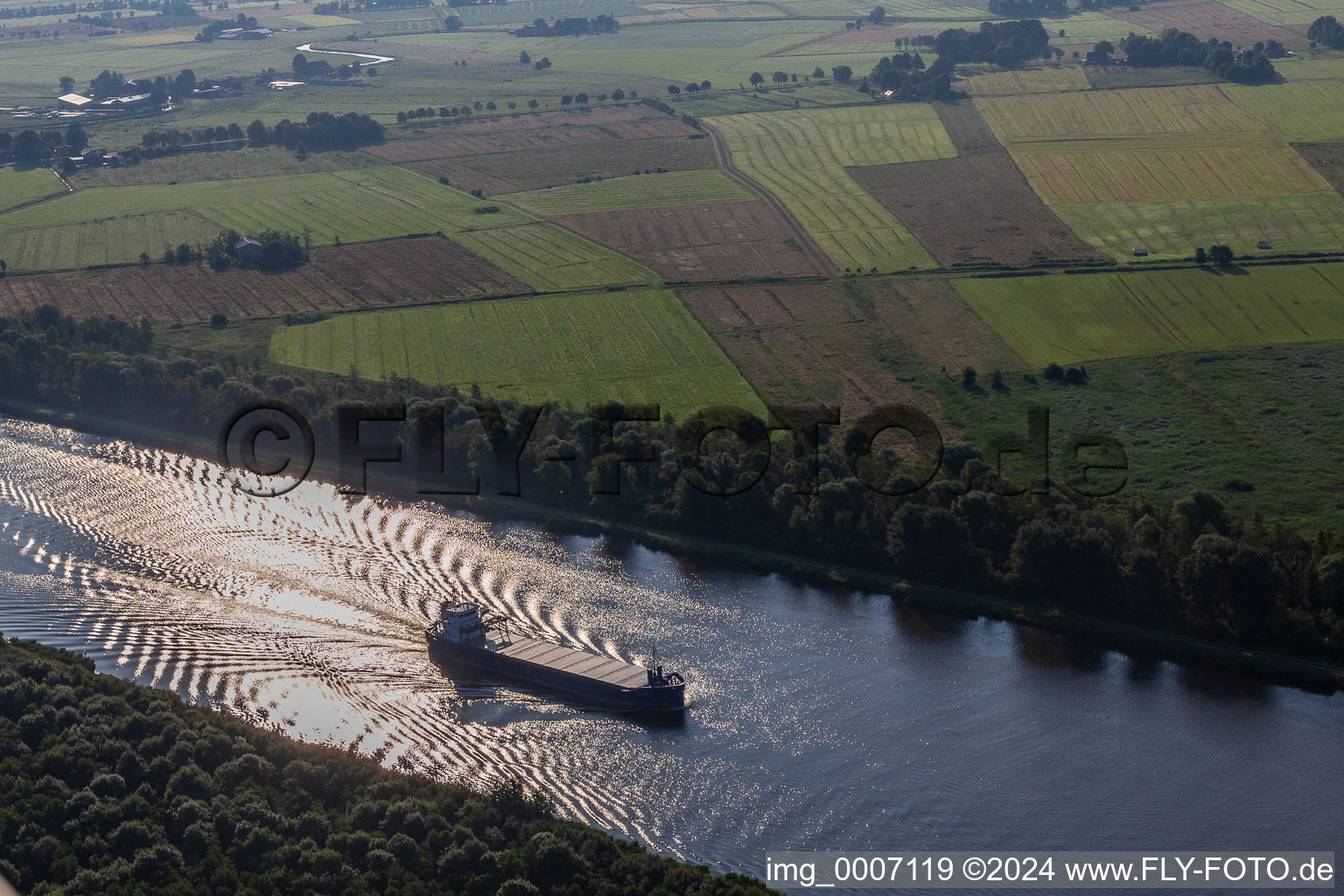 Vue aérienne de Circulation venant en sens inverse sur le canal de Kiel à Kudensee dans le département Schleswig-Holstein, Allemagne