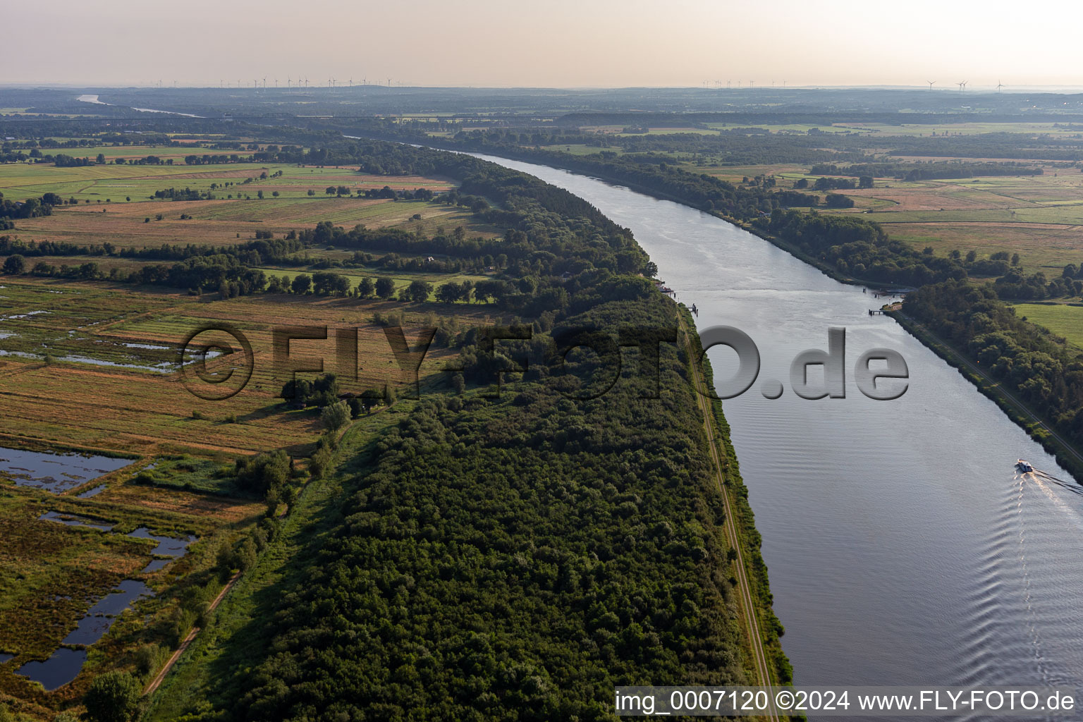 Vue aérienne de Ferry sur le canal de Kiel à Burg dans le département Schleswig-Holstein, Allemagne