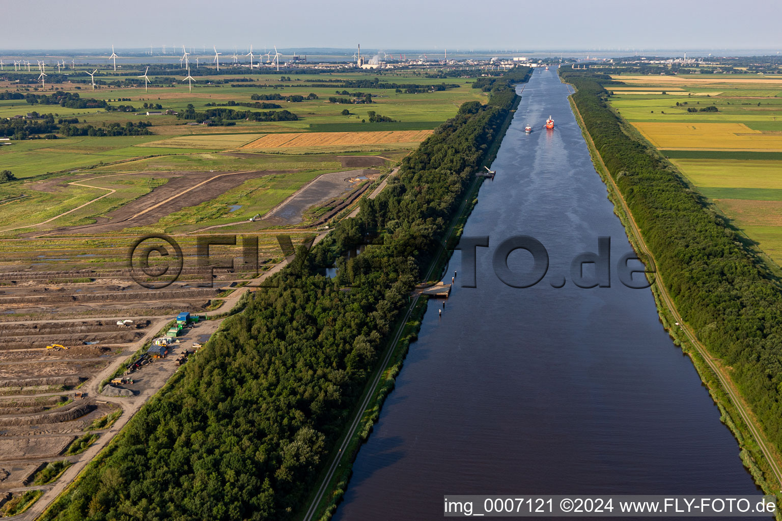 Vue aérienne de Cours du canal et zones riveraines de la voie navigable de la navigation intérieure Nordostseekanal à le quartier Buchholzer Moor in Buchholz dans le département Schleswig-Holstein, Allemagne