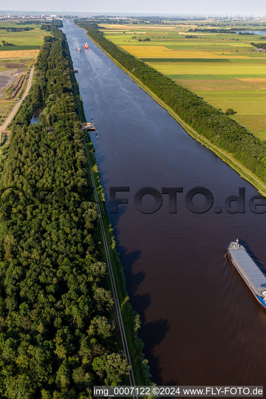 Vue aérienne de Cours du canal et zones riveraines de la voie navigable de la navigation intérieure Nordostseekanal à le quartier Buchholzer Moor in Buchholz dans le département Schleswig-Holstein, Allemagne