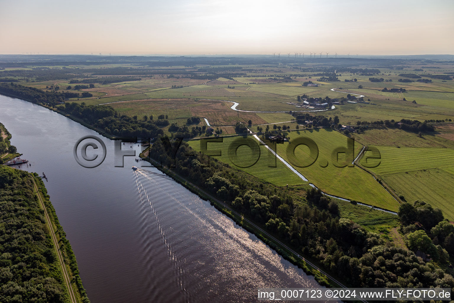 Vue aérienne de Ferry sur le canal de Kiel à Burg dans le département Schleswig-Holstein, Allemagne