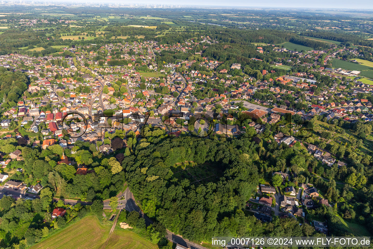 Vue aérienne de Élevé Burg à Burg dans le département Schleswig-Holstein, Allemagne