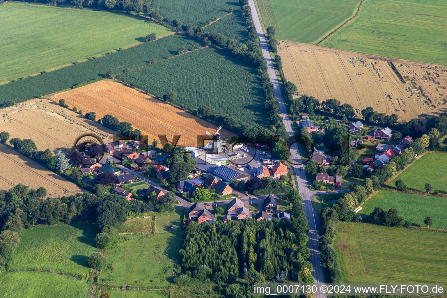 Vue aérienne de Moulin à vent à Hass Landhandel à Süderhastedt dans le département Schleswig-Holstein, Allemagne