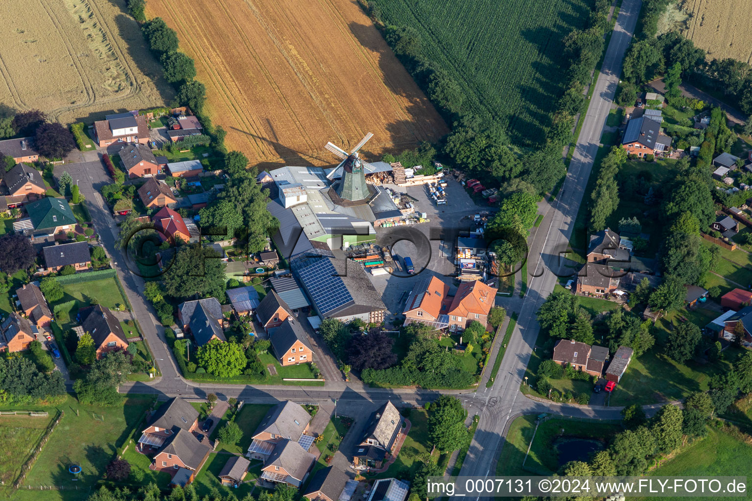 Vue aérienne de Moulin à vent historique sur la ferme d'une ferme Hass Landhandel, à la lisière des champs cultivés à Süderhastedt dans le département Schleswig-Holstein, Allemagne