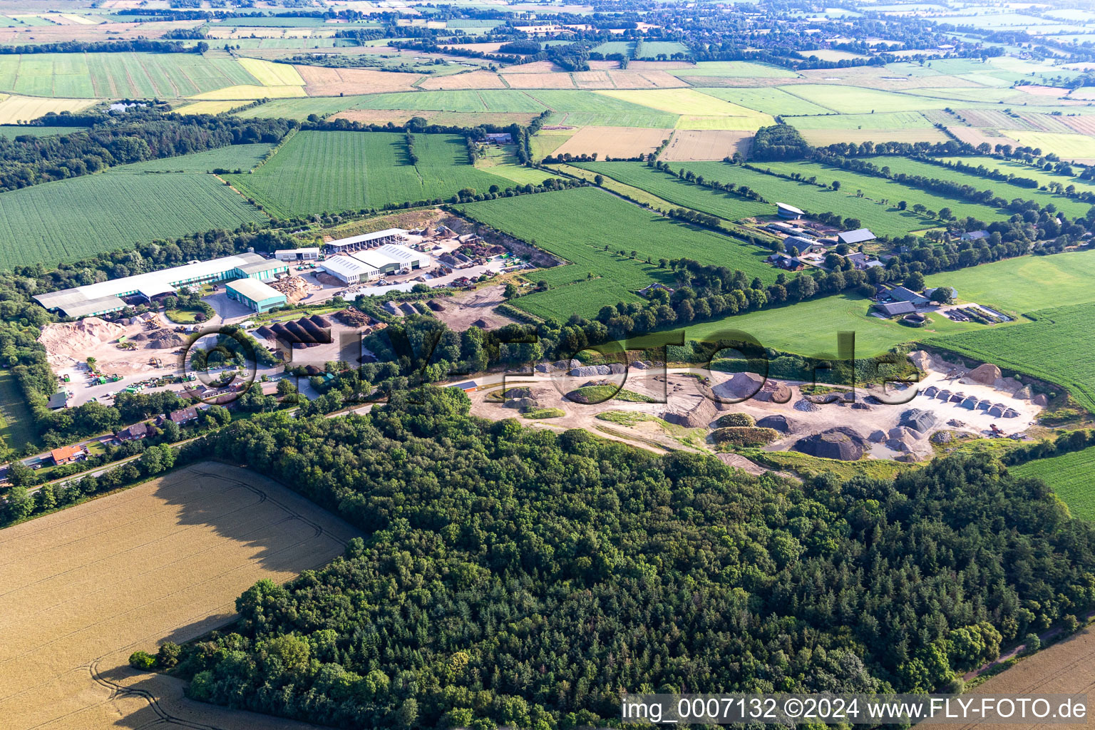 Vue aérienne de Site de l'usine de tri des déchets et de recyclage de KBA Compost, Building Rubble and Waste T&T GmbH and Co. KG à Bargenstedt dans le département Schleswig-Holstein, Allemagne