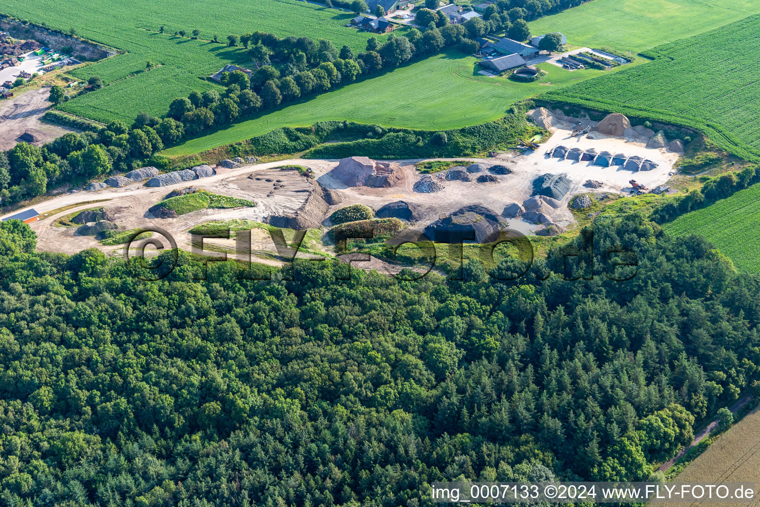 Vue aérienne de Site de l'usine de tri des déchets et de recyclage de KBA Compost, Building Rubble and Waste T&T GmbH and Co. KG à Bargenstedt dans le département Schleswig-Holstein, Allemagne