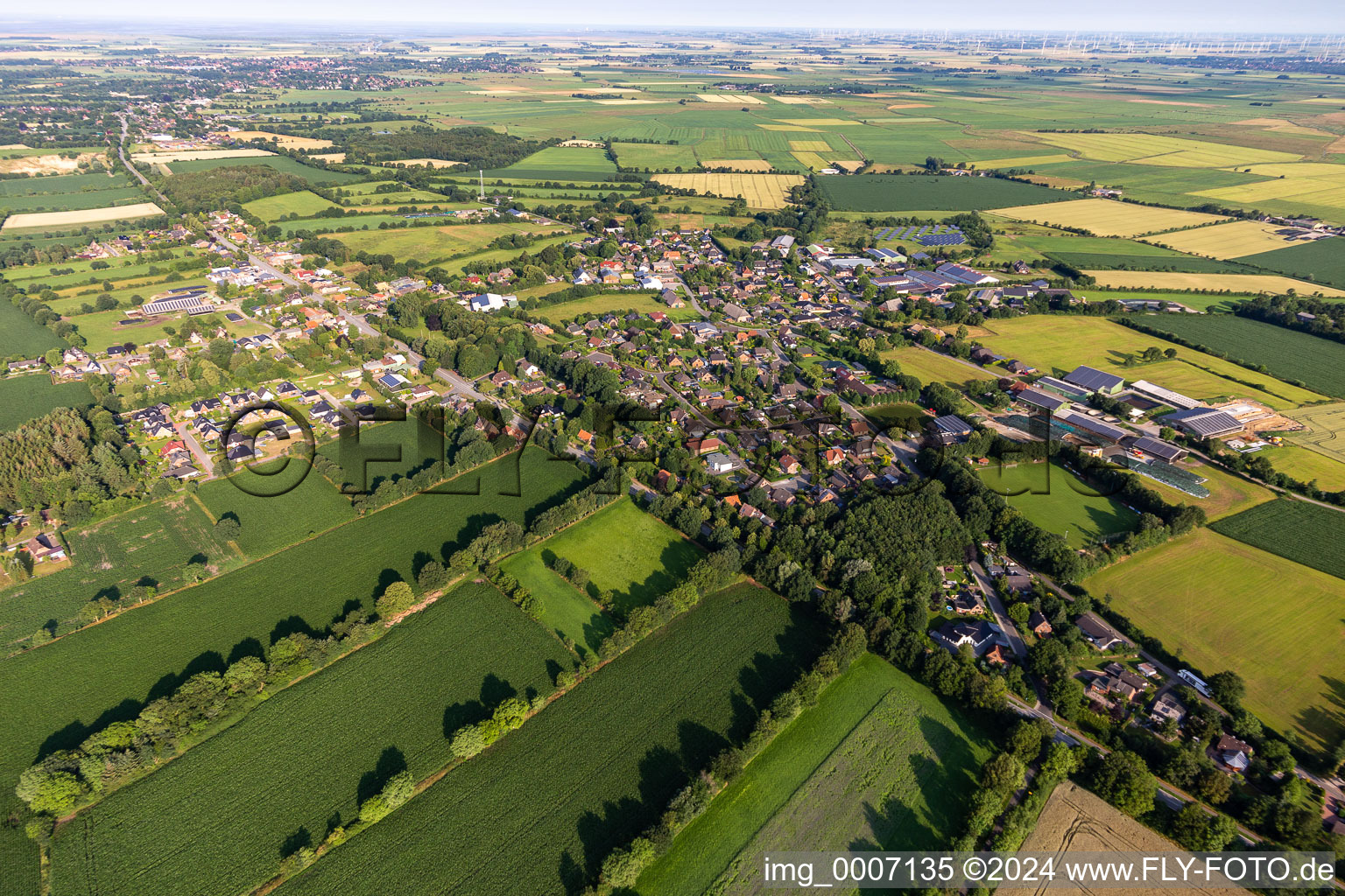 Vue aérienne de Bargenstedt dans le département Schleswig-Holstein, Allemagne