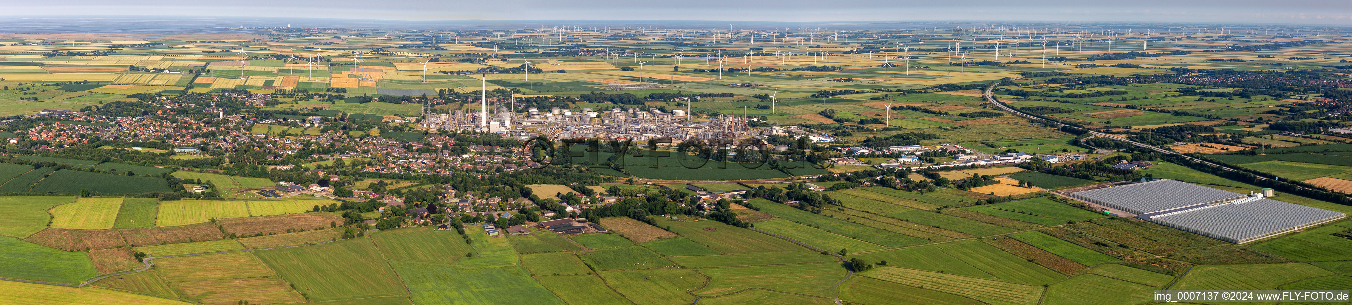 Vue aérienne de Perspective panoramique des systèmes de raffinage et des systèmes de canalisations dans les locaux du producteur d'huile minérale Raffinerie Heide GmbH. La raffinerie la plus septentrionale d'Allemagne est l'une des installations les plus modernes d'Europe à Hemmingstedt dans le département Schleswig-Holstein, Allemagne