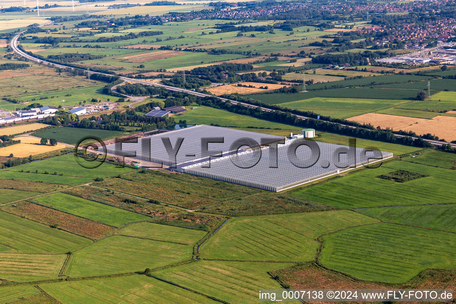 Vue aérienne de Zones de toit en verre dans les rangées de serres pour la culture de légumes chez Vitaromfrischgemüse GmbH à le quartier Braaken in Hemmingstedt dans le département Schleswig-Holstein, Allemagne