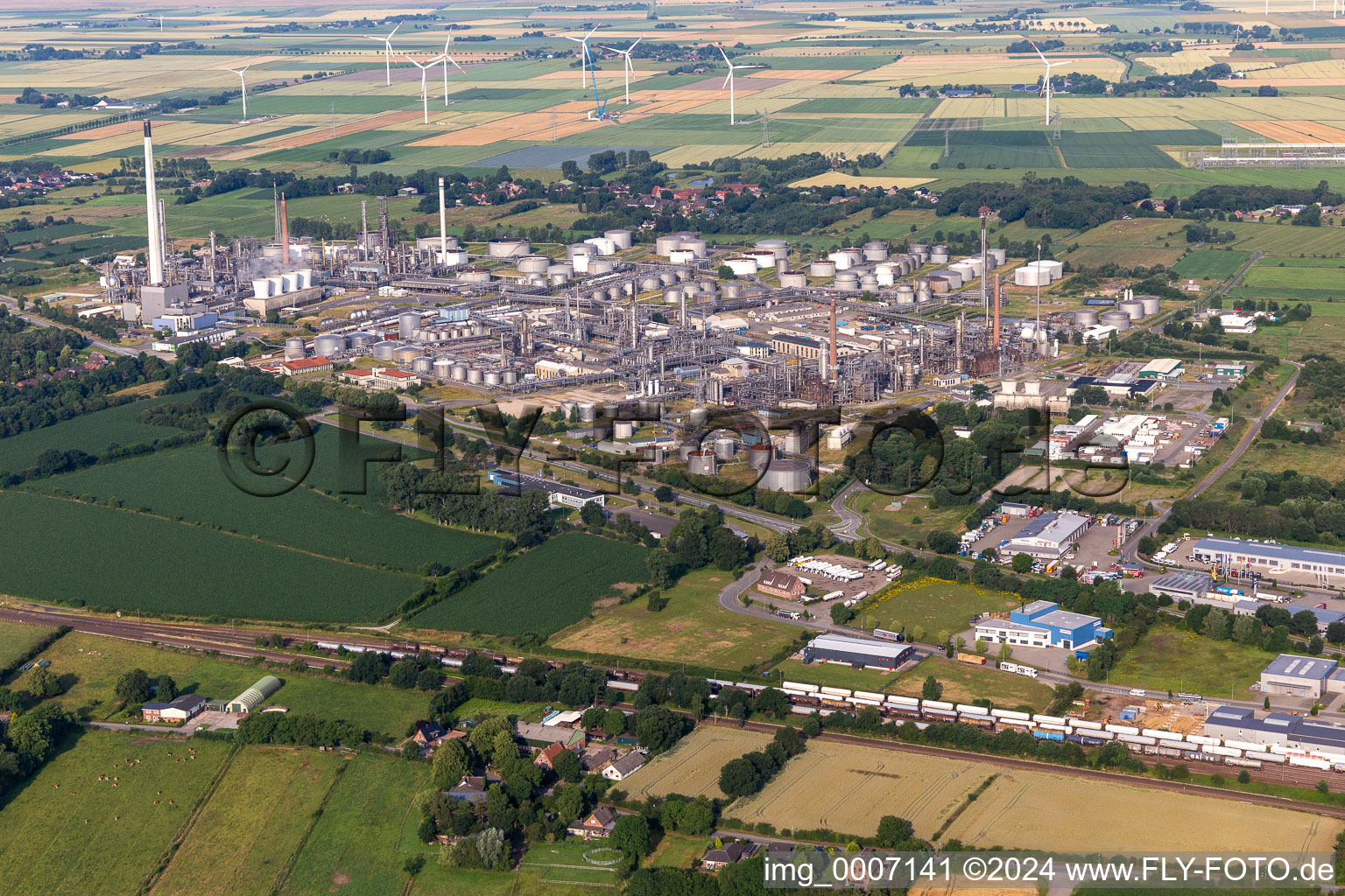 Vue aérienne de Installations de raffinerie et systèmes de canalisations sur le site du producteur d'huile minérale Raffinerie Heide GmbH à Hemmingstedt à Lieth dans le département Schleswig-Holstein, Allemagne