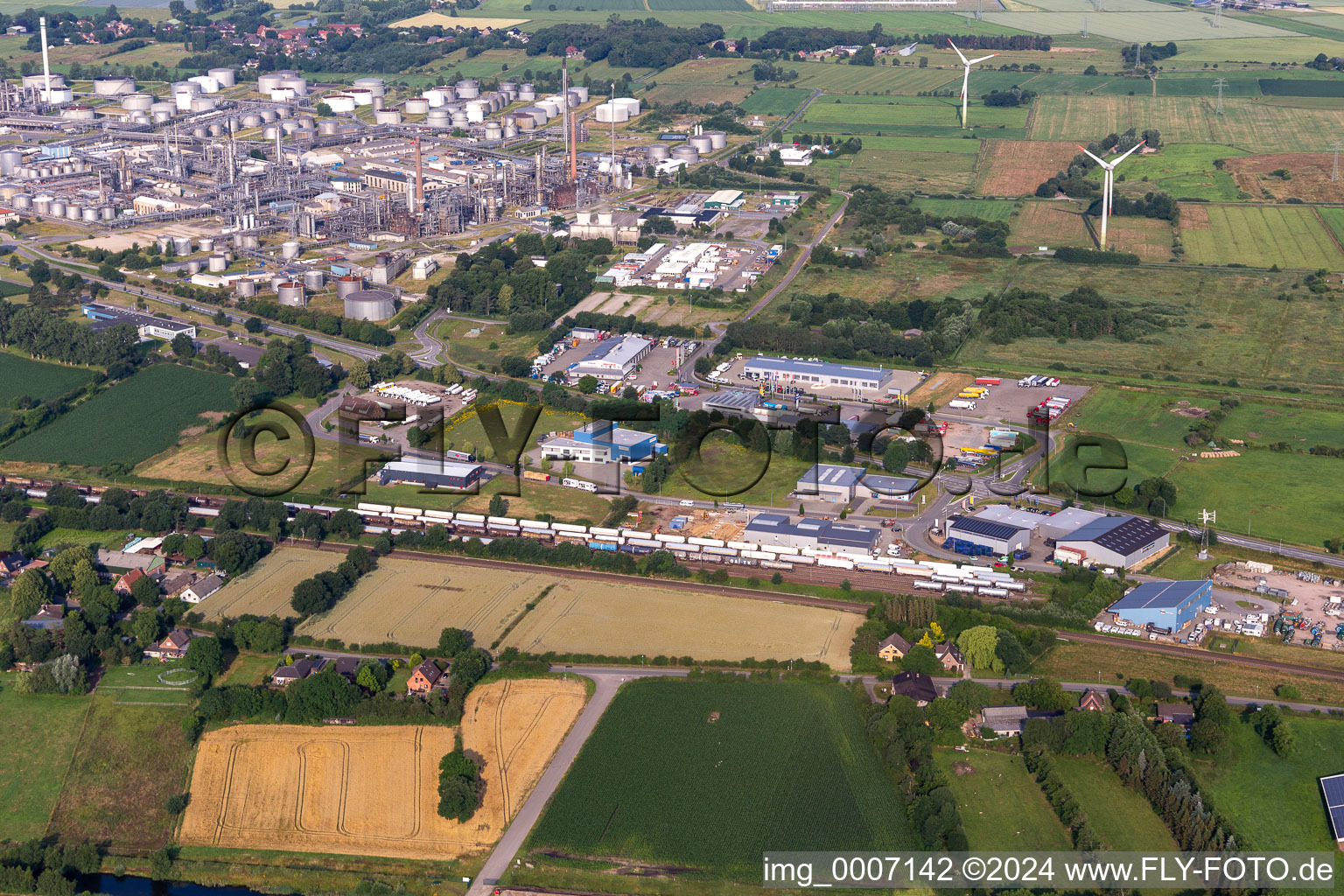 Vue aérienne de Installations de raffinerie et systèmes de canalisations sur le site du producteur d'huile minérale Raffinerie Heide GmbH à Hemmingstedt à Lieth dans le département Schleswig-Holstein, Allemagne