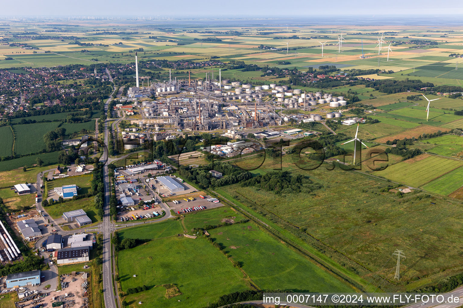 Photographie aérienne de Installations de raffinerie et systèmes de canalisations sur le site du producteur d'huile minérale Raffinerie Heide GmbH à Hemmingstedt à Lieth dans le département Schleswig-Holstein, Allemagne