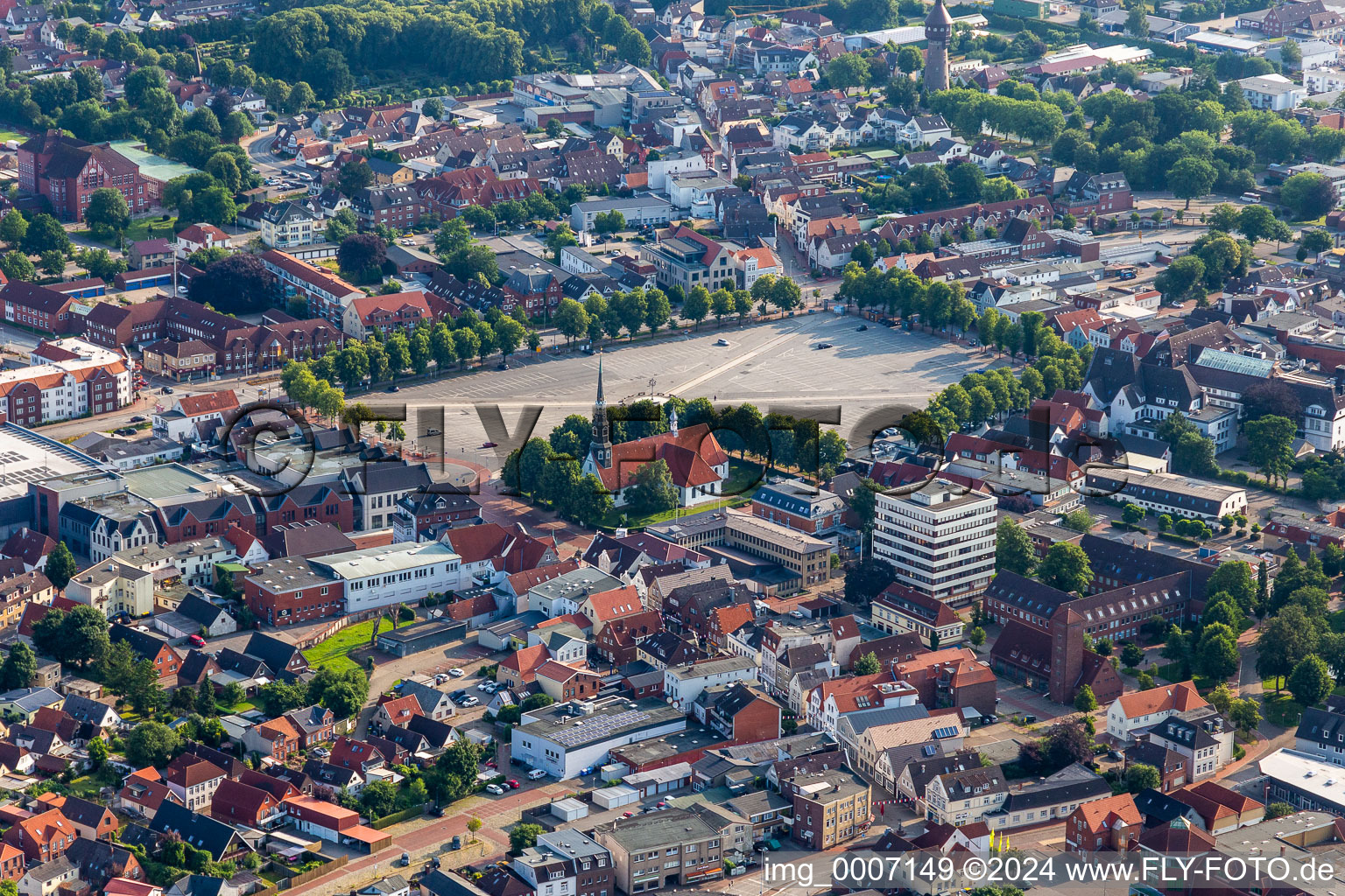 Vue aérienne de Heider Marktplatz, la plus grande place de marché non aménagée d'Allemagne à Heide dans le département Schleswig-Holstein, Allemagne