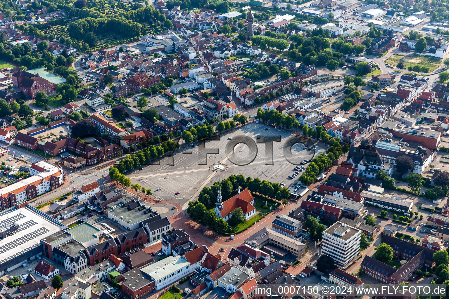 Vue aérienne de Ensemble carré « Heider Marktplatz » au centre-ville à Heide dans le département Schleswig-Holstein, Allemagne