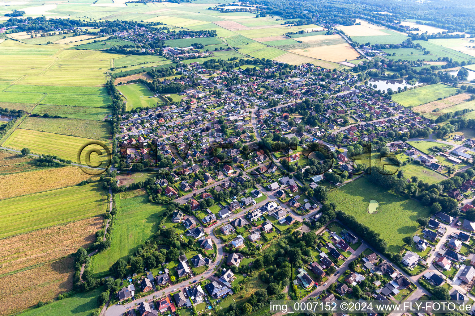 Vue aérienne de Wesseln dans le département Schleswig-Holstein, Allemagne