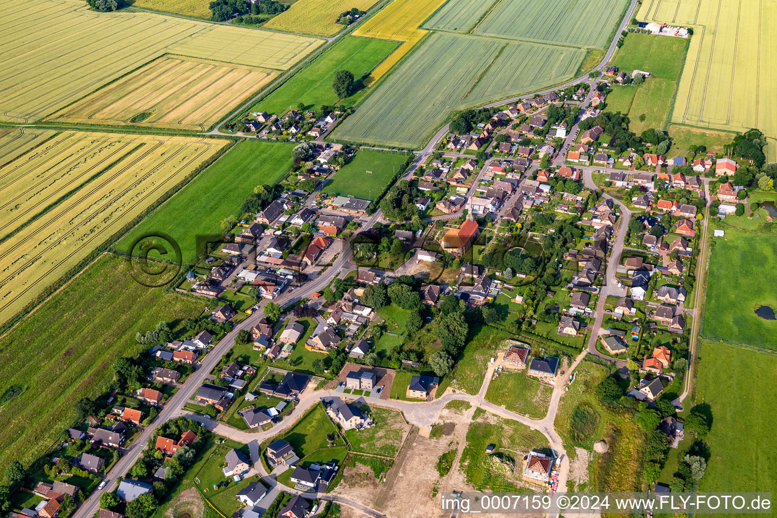 Vue aérienne de Église Saint-Jacobi à Neuenkirchen dans le département Schleswig-Holstein, Allemagne