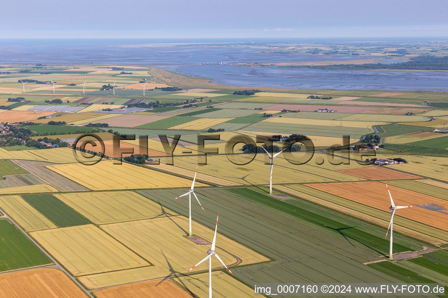 Vue aérienne de Parcs éoliens devant l’embouchure de l’Eider à le quartier Schülper Altensiel in Schülp dans le département Schleswig-Holstein, Allemagne