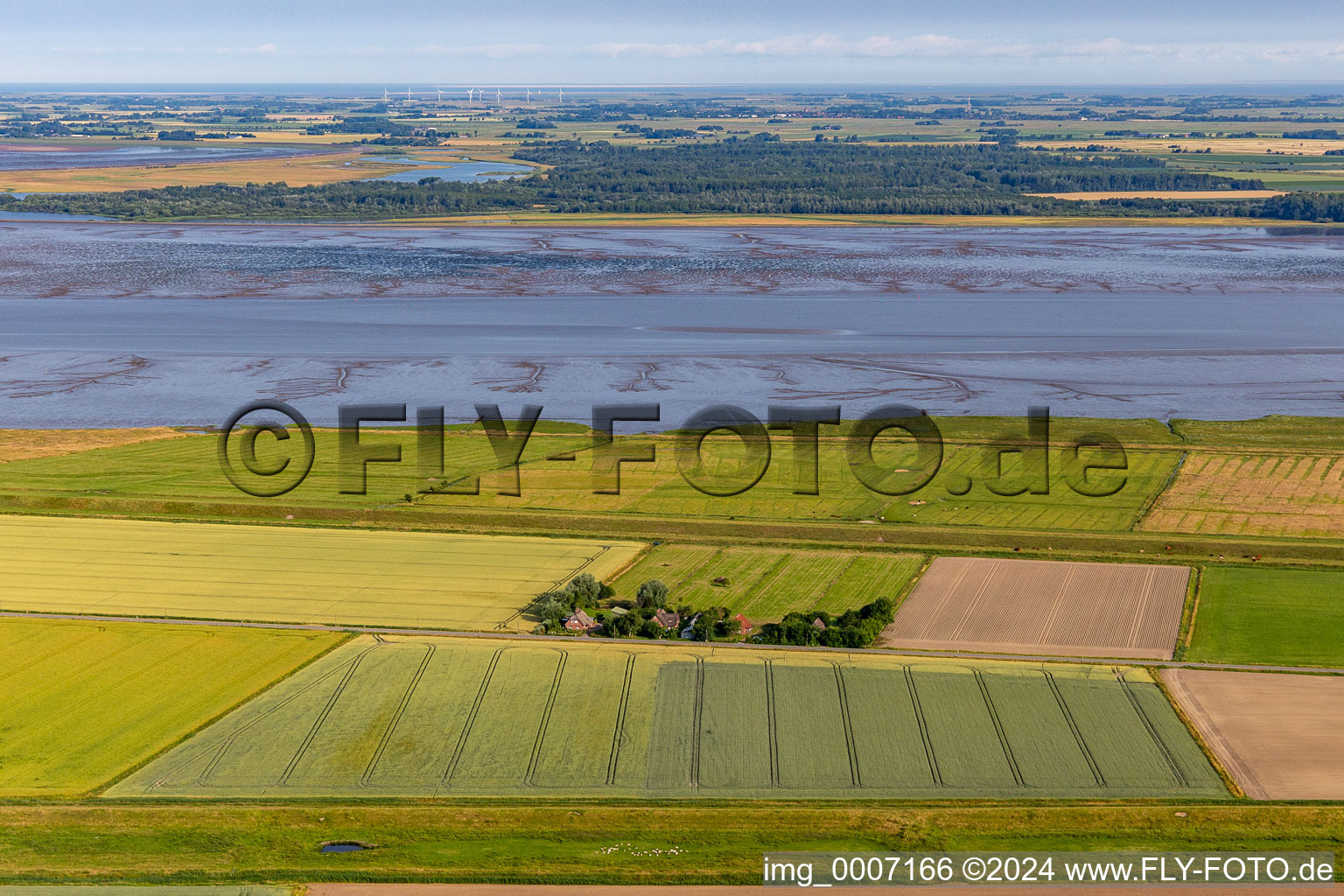 Vue aérienne de Wesselburenerkoog dans le département Schleswig-Holstein, Allemagne