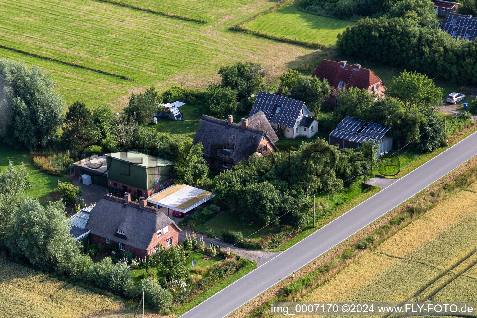 Photographie aérienne de Anciennes cours des gardiens de digues sur la Schülpersieler Straße à Wesselburenerkoog dans le département Schleswig-Holstein, Allemagne