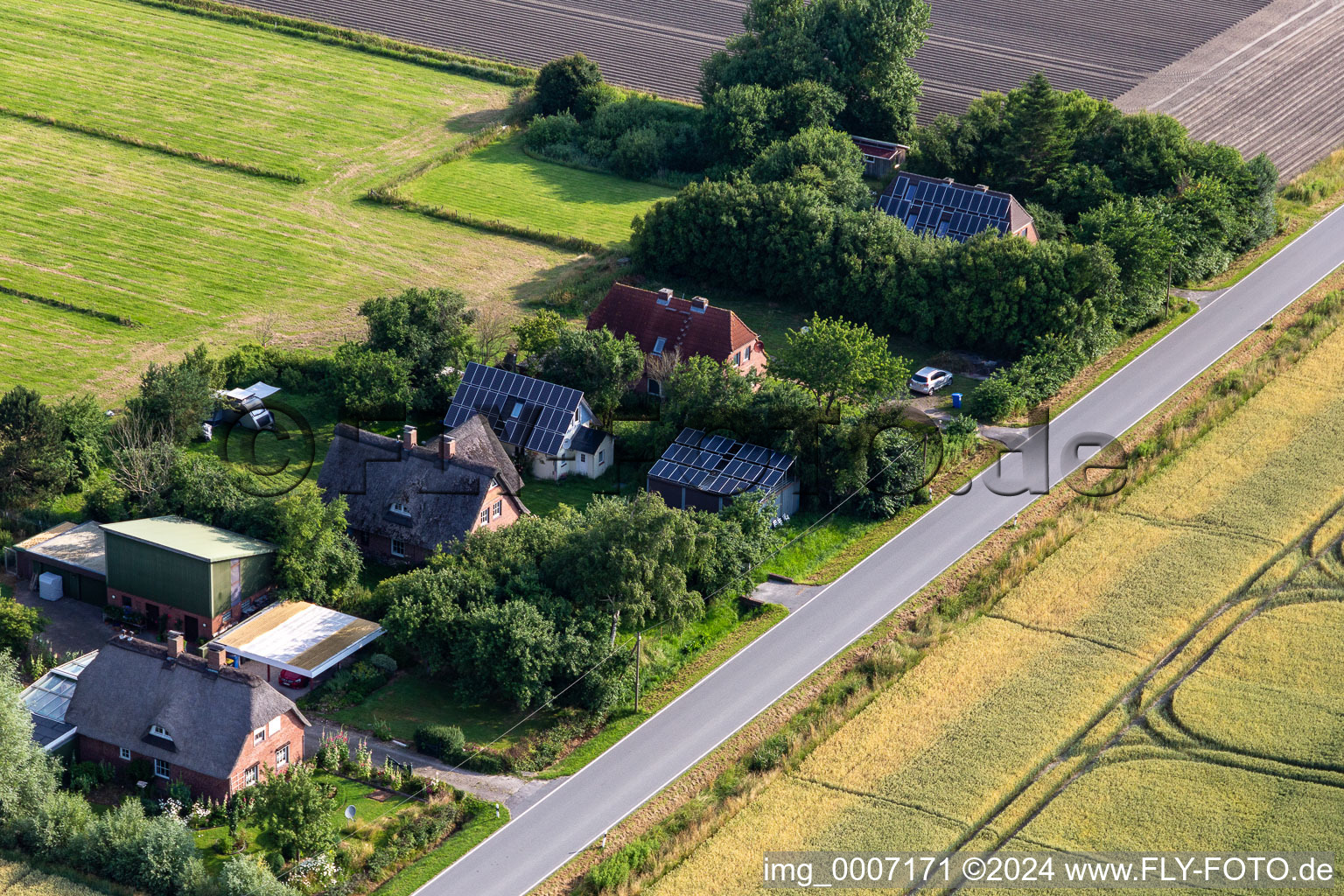 Vue oblique de Anciennes cours des gardiens de digues sur la Schülpersieler Straße à Wesselburenerkoog dans le département Schleswig-Holstein, Allemagne