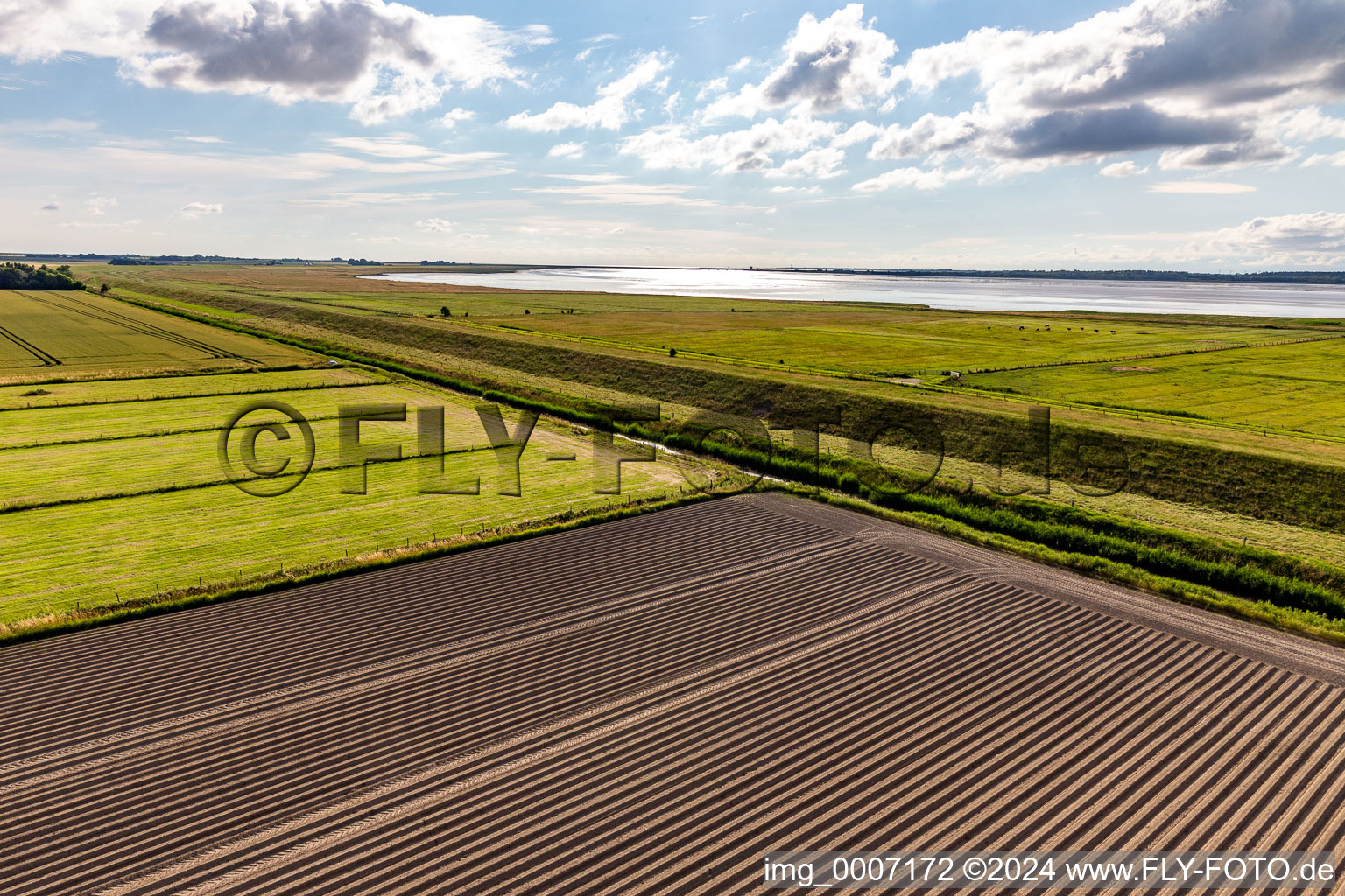 Vue aérienne de Eiderdam à Wesselburenerkoog dans le département Schleswig-Holstein, Allemagne