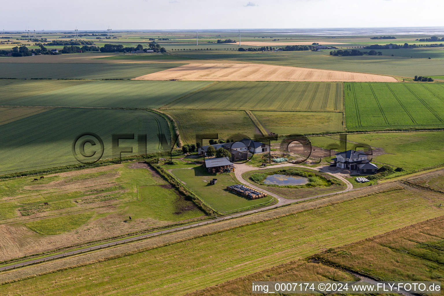 Vue aérienne de Schäperweg à Wesselburenerkoog dans le département Schleswig-Holstein, Allemagne